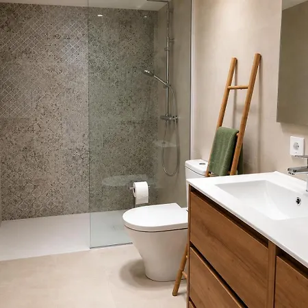 Hermosa Casa Con Piscina Cerca De La Playa De *